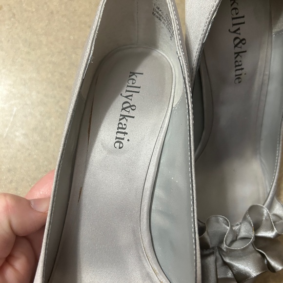 Kelly And Katie Heels Women’s Size 6 Silver Ruffle Kk Dahlia - Picture 8 of 9